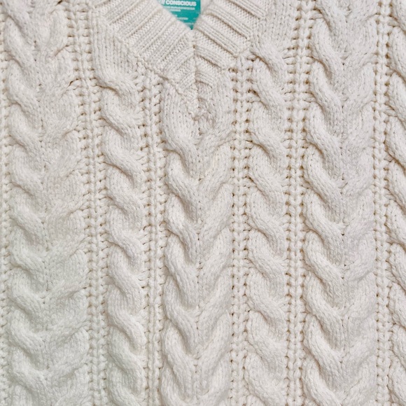 NWT H&M Thick Cable Knit V-Neckline Relaxed Fit Sweater Vest in Soft White - Picture 6 of 16